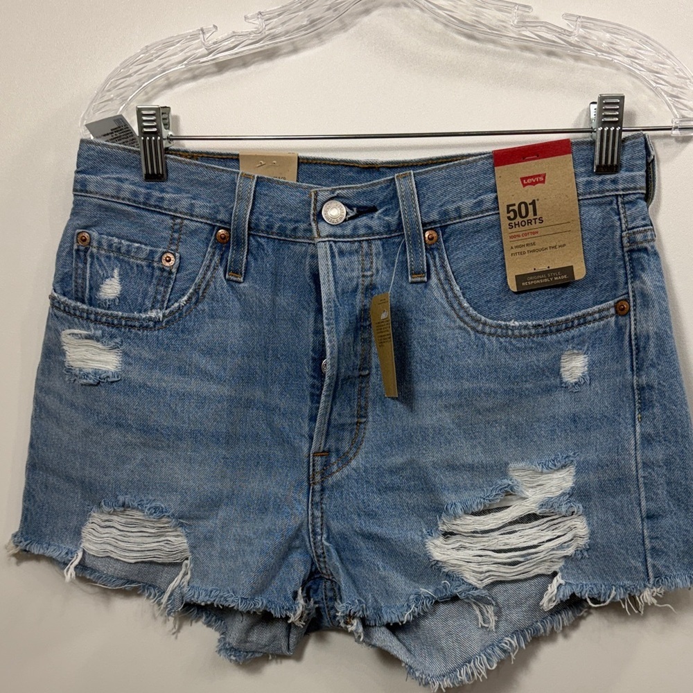 Levi’s Women’s high rise button fly distressed denim shorts size 28. NWT.